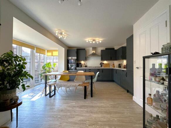 Generous OPEN-PLAN Family Kitchen 340