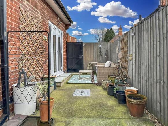 Low-Maintenance Courtyard 087