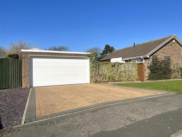 Detached Double Garage & Block Paved Driveway 548