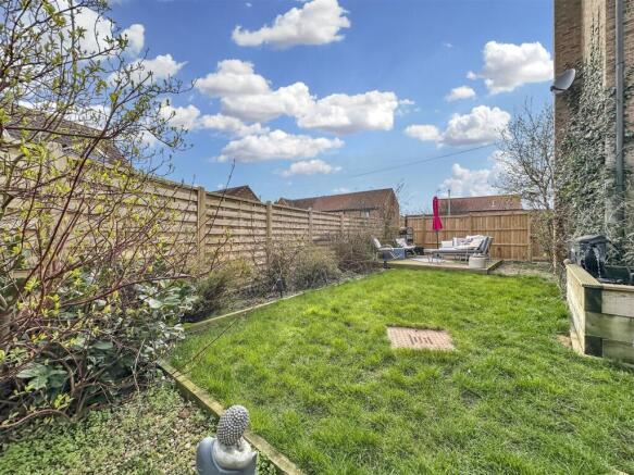 Well-Appointed Garden 037