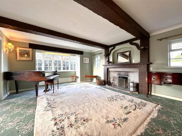 Bay-Fronted Living Room 671