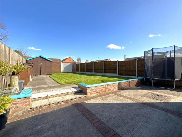Well-Appointed Rear Garden 942