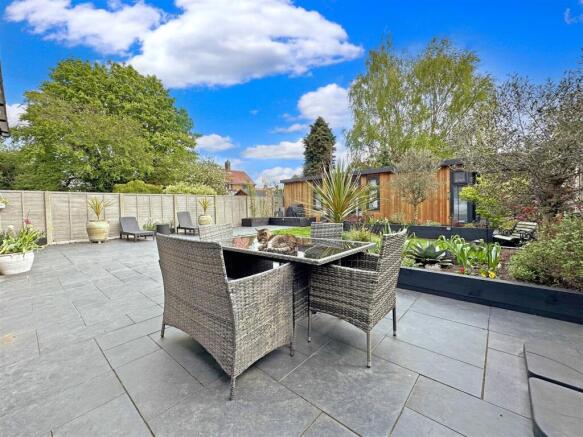 Beautifully Landscaped Garden 332