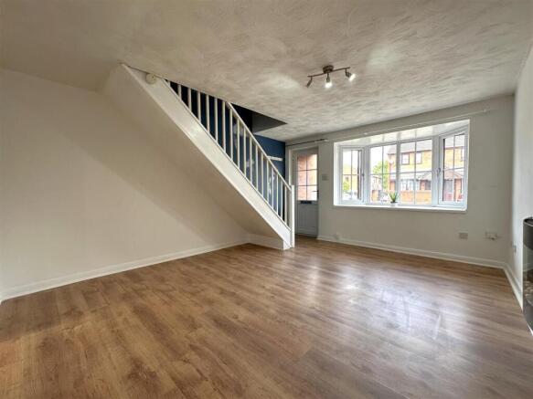 Spacious Living Room 432