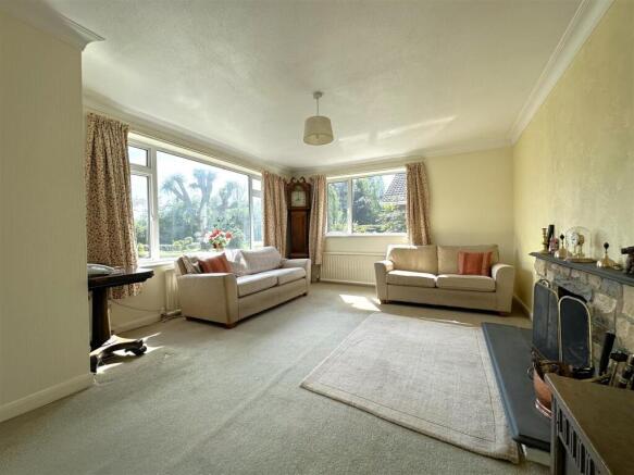 Dual-Aspect Living Room 918
