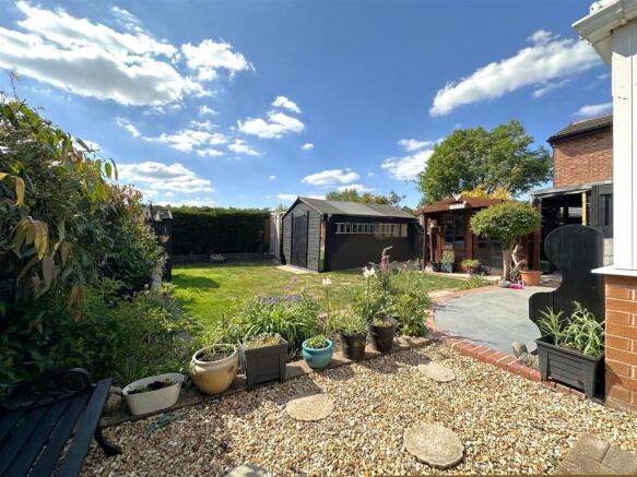 Beautifully Maintained Garden 943