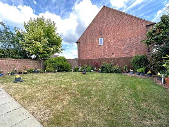 Well-Appointed Rear Garden 698