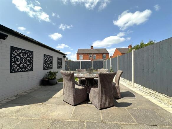 Beautifully Landscaped Garden 889