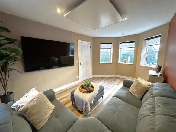 Large Lounge With Side Bay 627