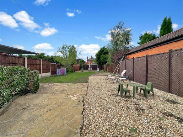 Generous Private Garden 512