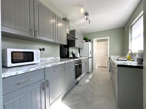 Spacious Modern Kitchen 787