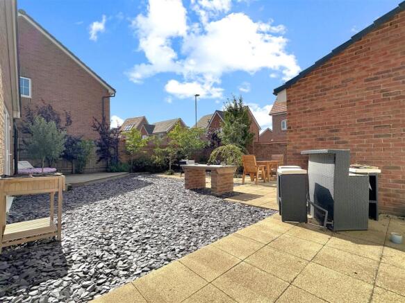 Delightfully Landscaped Garden 984