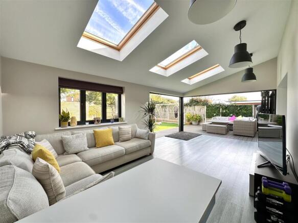 SUPERB EXTENDED Family Room 336