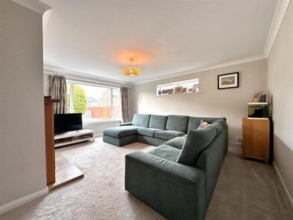Dual-Aspect Living Room 908