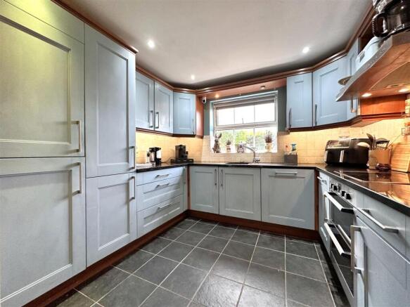 Modern Fitted Kitchen 519