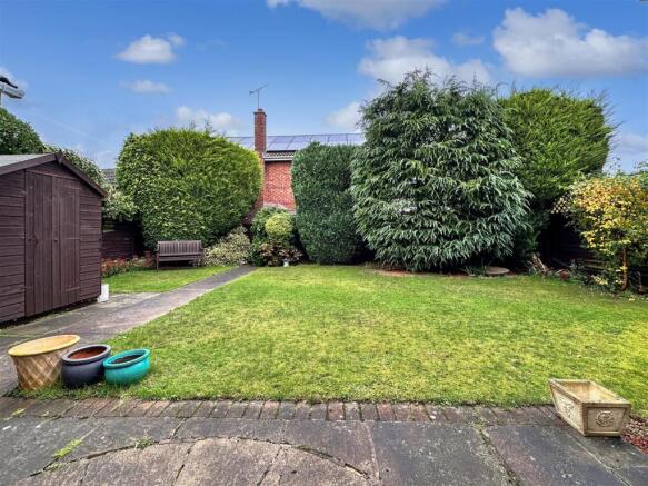 Private Established Garden 883