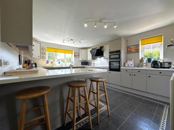 Well-Appointed Dining Kitchen 956