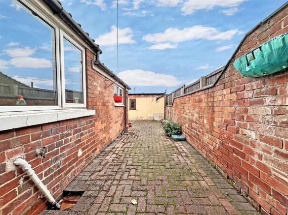 Low-Maintenance Rear Courtyard 063