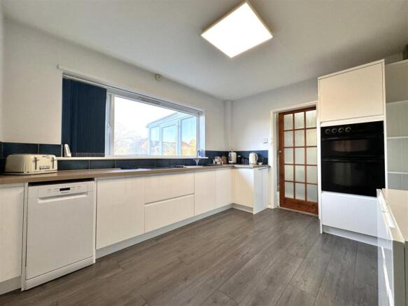 Modern Fitted Kitchen 085