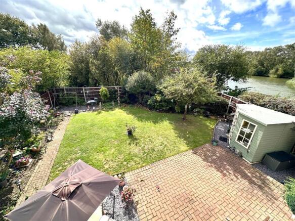 Generous Garden With Lakeside Views 738