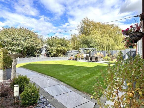 Beautifully Landscaped Garden 514