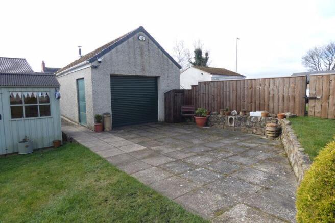 Detached Workshop/Patio area