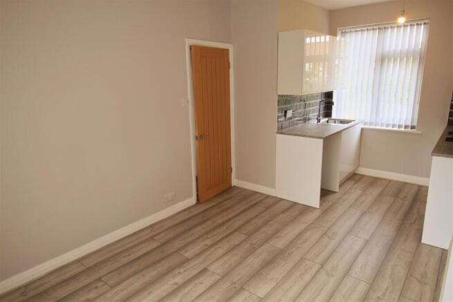 Lounge Kitchen 2.jpg