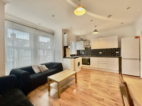 4 BEDROOM FLAT TO LET IN TOOTING