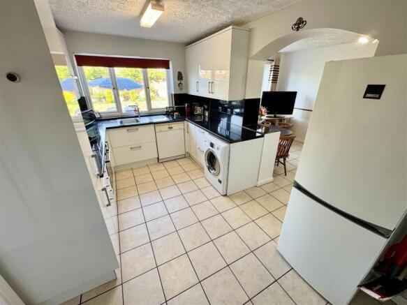 KITCHEN / DINING ROOM