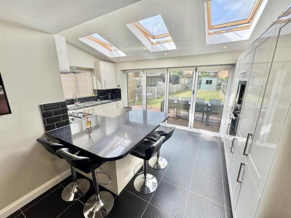 KITCHEN / DINING ROOM