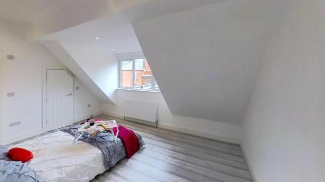 Top-Floor-Flat-32-Nightingale-Bedroom 1.jpg