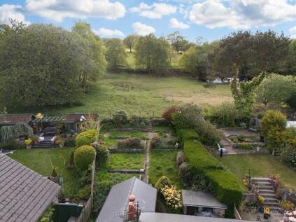 Beautiful bungalow with off road parking, currently let as Airbnb