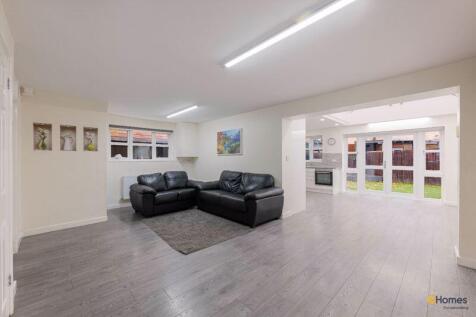 Spacious extended 4 Bed/3 Bath House, Blyton Lane, Salford