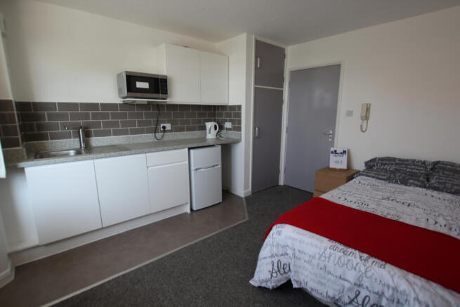 ROOM IN PRIVATE HALLS