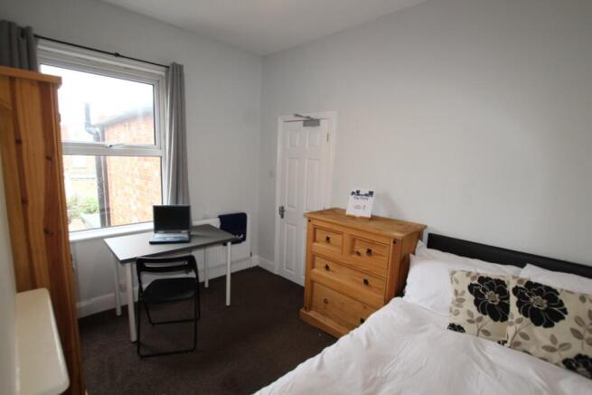 1 ROOM IN 4 BED STUDENT HOUSE WALKING DISTANCE TO