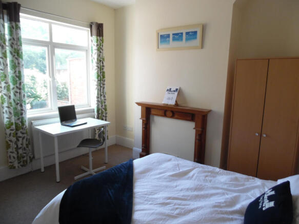 ROOM AVAILABLE IN SHARED STUDENT HOUSE AVAILABLE 