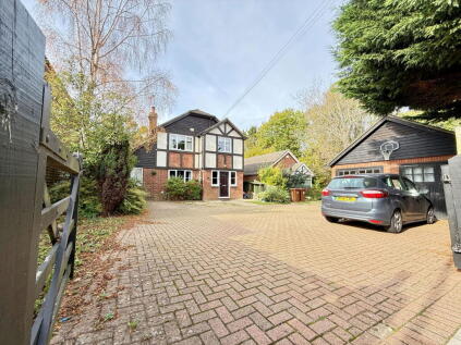 Secluded Detached Home In Prime Rainham Position - Sienna Court ME8 9TT