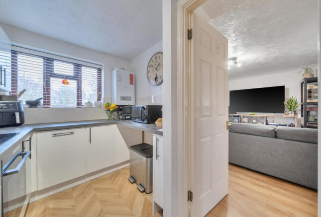 1404575-6-697b69f...