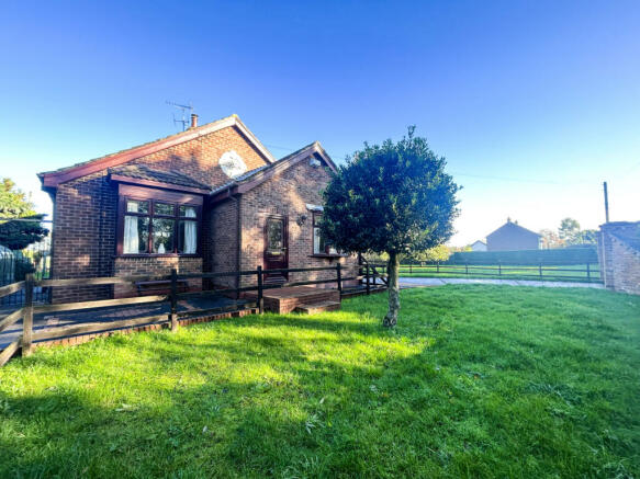 Detached bungalow with large plot, triple garage,