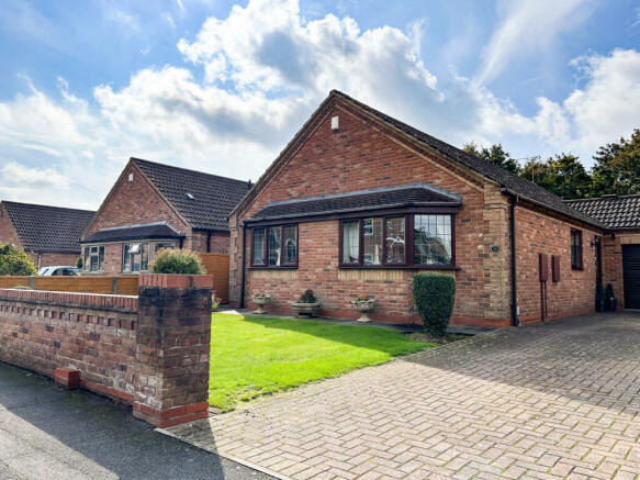 Stunning Modern Three-Bedroom Detached Bungalow i