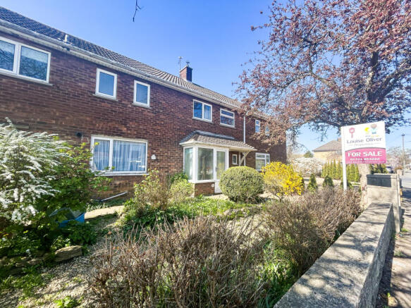 Deceptively Spacious 3-Bedroom Mid-Terrace Home o