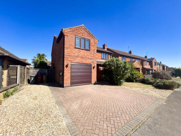 Stylish and Spacious Four-Bedroom Detached Home i