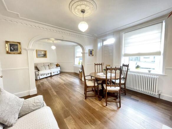 OPEN PLAN LIVING/ DINING ROOM
