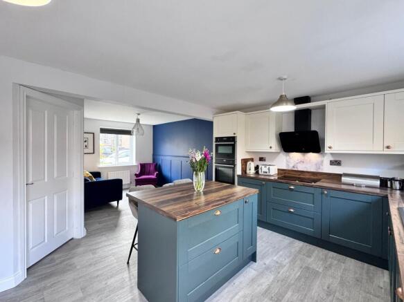 KITCHEN/LIVING DINING