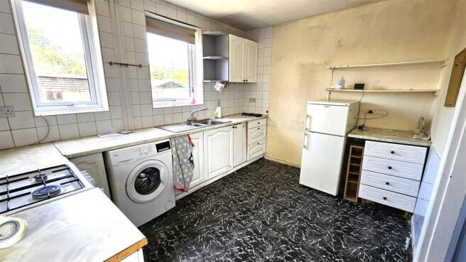 Kitchen 2.jpg