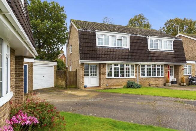 3 Bedroom Semi Detached House For Sale In Dene Close Horley Surrey Rh6 Rh6