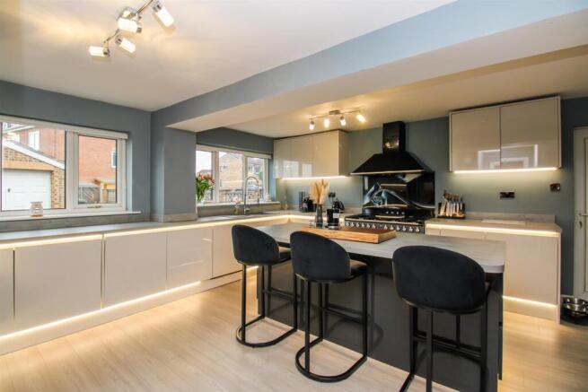 KITCHEN BREAKFAST ROOM
