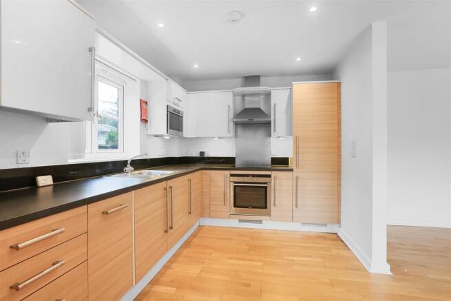 1551556522 - 3 VICTORIA COURT, SM3 - 7.jpg