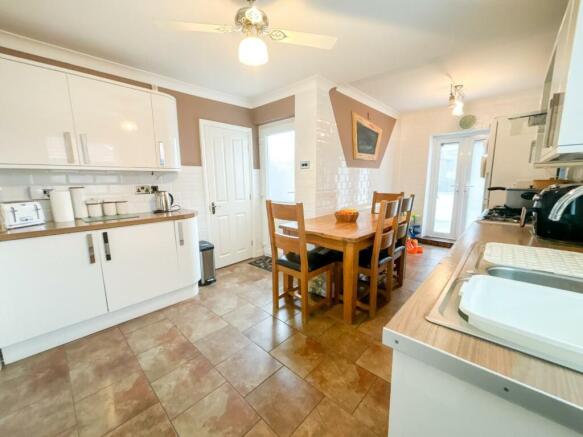 Kitchen/ Dining Room