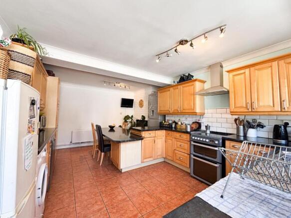 KITCHEN/DINING ROOM